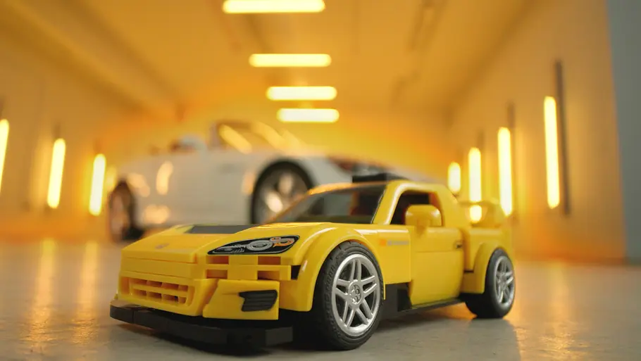 Der Honda S2000 von Mattel Brick Shop vor einem echten Honda S2000 stehend.