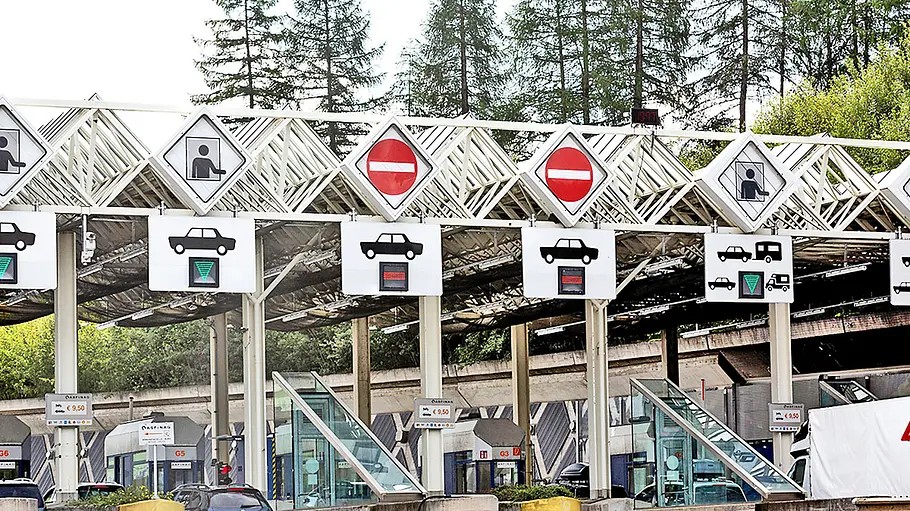 Maut in Europa Eine Mautstation auf einer Autobahn.