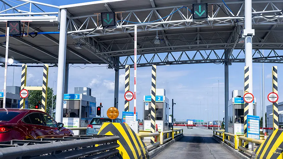 Maut in Polen Eine Mautstation auf einer Autobahn.
