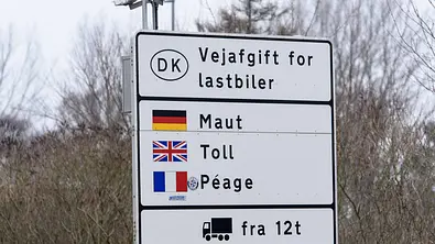 Ein dänisches Mautschild an der deutsch-dänischen Grenze. - Foto: Imago