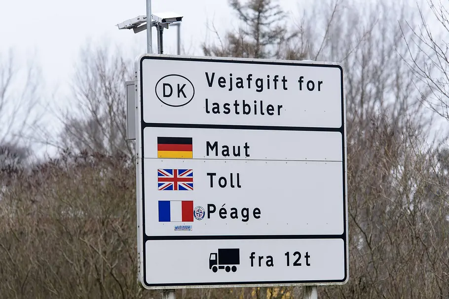 Maut in Skandinavien Ein dänisches Mautschild an der deutsch-dänischen Grenze.
