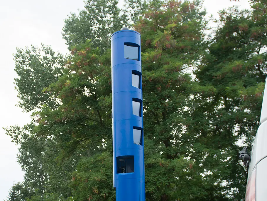 Blaue Blitzer-Säule für Lkw-Maut