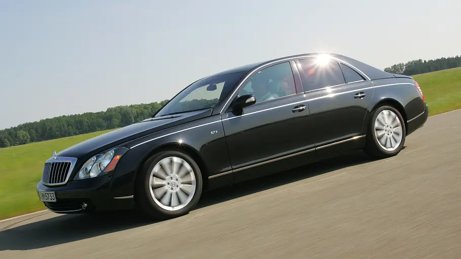 Der Maybach 57 S fahrend seitlich.