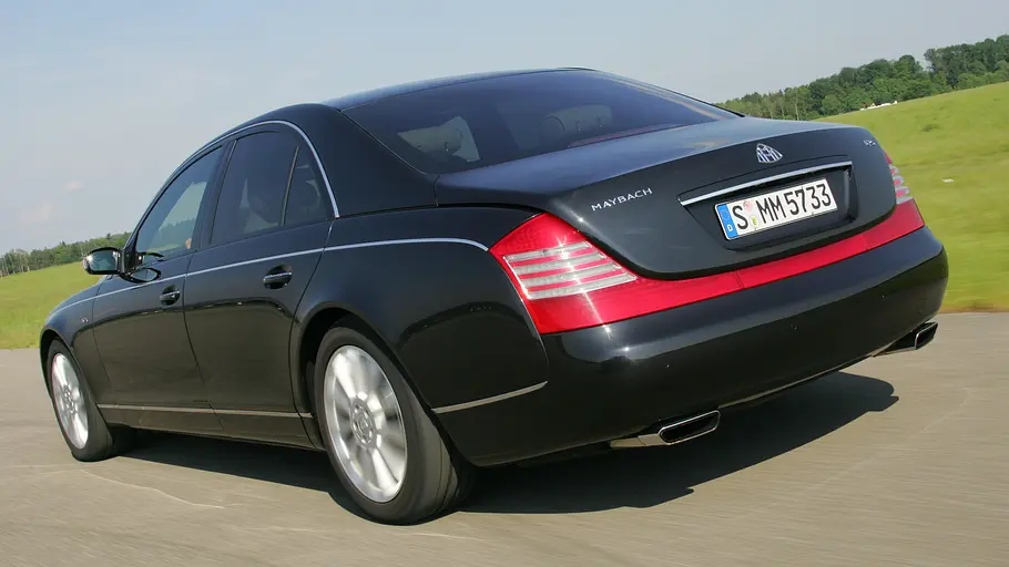 Der Maybach 57 S fahrend von hinten.