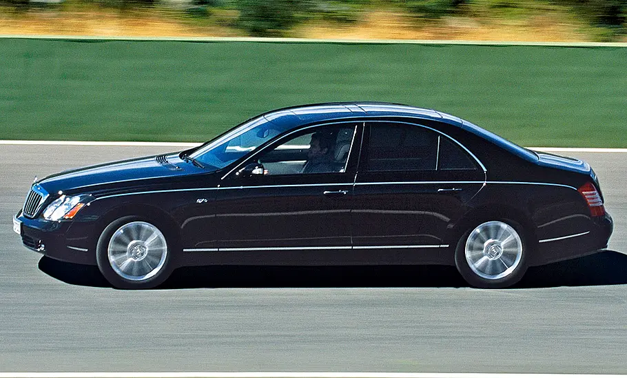 Der Maybach 57 S fahrend von der Seite fotografiert.