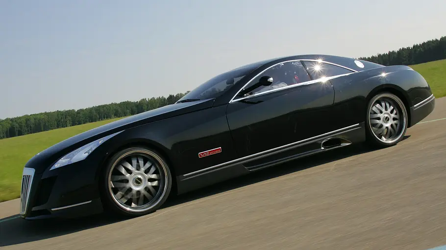 Der Maybach Exelero fahrend seitlich.