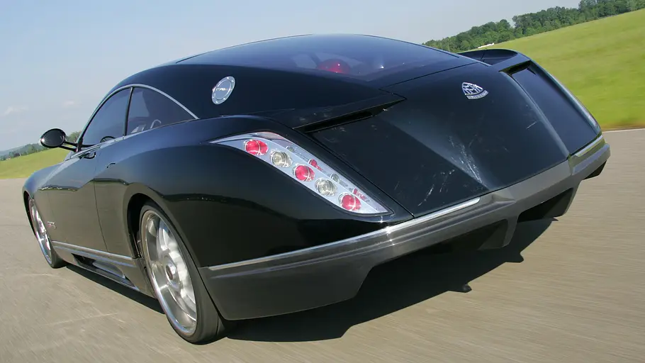 Der Maybach Exelero fahrend von hinten.