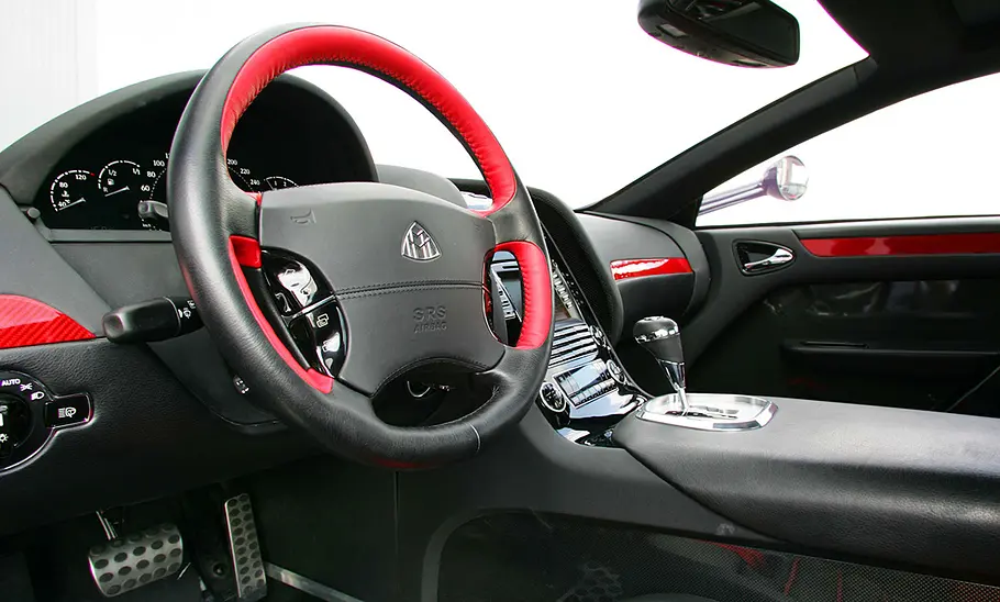 Das Cockpit des Maybach Exelero (2005).
