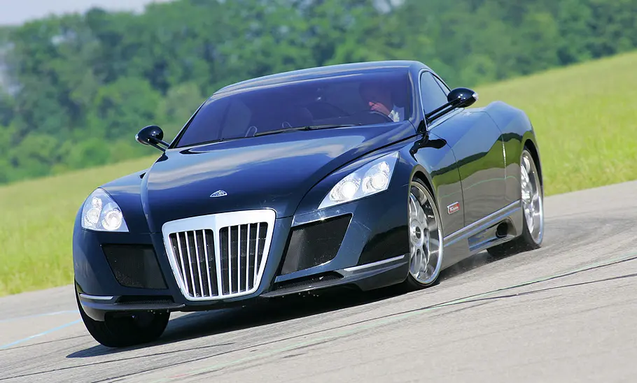 Maybach Exelero (2005) fahrend von schräg vorne fotografiert.