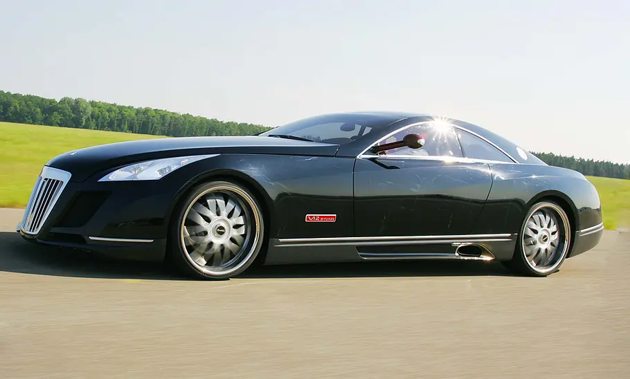 Maybach Exelero (2005) fahrend von der Seite fotografiert.