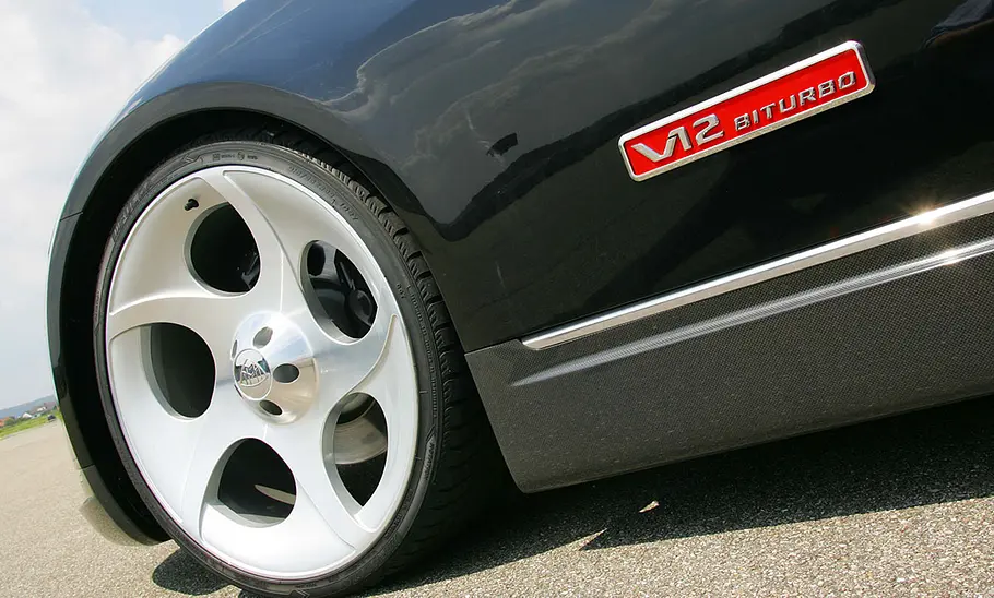 Das linke Vorderrad des Maybach Exelero (2005).