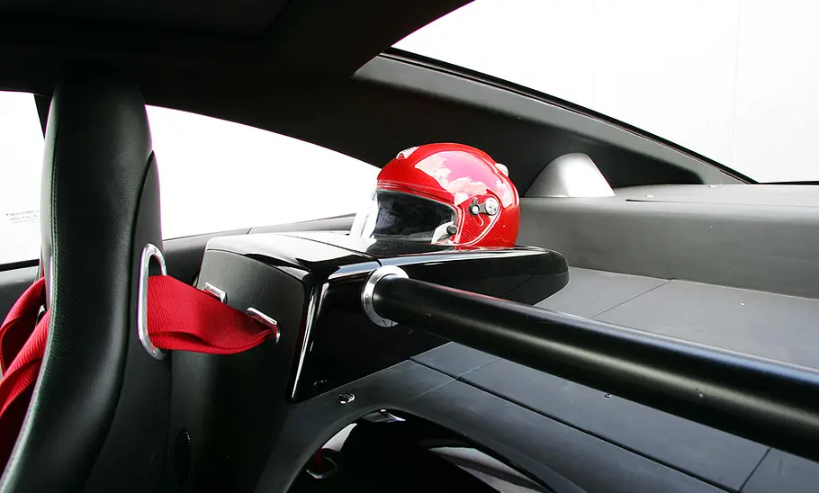 Die Hutablage mit Helm des Maybach Exelero (2005).