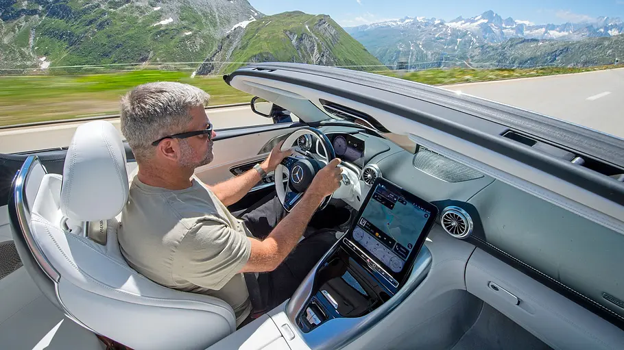 Maybach SL 680 Innenraum des Maybach SL 680 mit Fahrer, fotografiert von schräg oben.