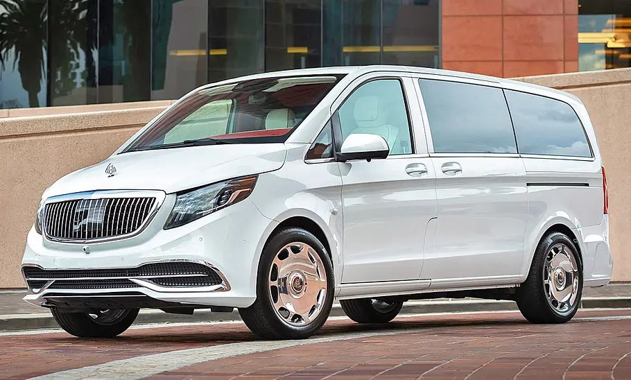 Blick von schräg vorne auf die Mercedes-Maybach V-Klasse.