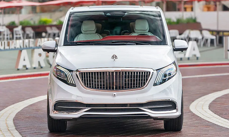 Blick von vorne auf die Mercedes-Maybach V-Klasse.
