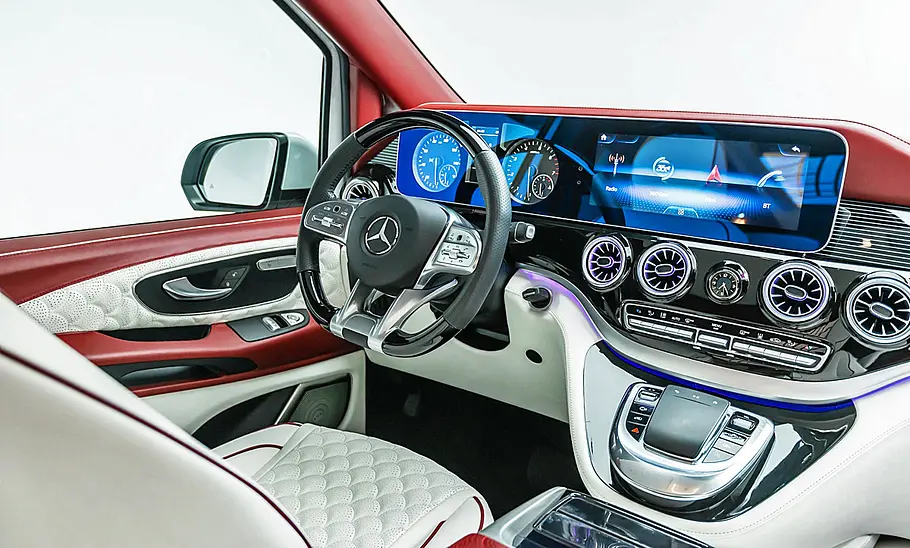 Blick auf die Armaturen im Innenraum der Mercedes-Maybach V-Klasse.