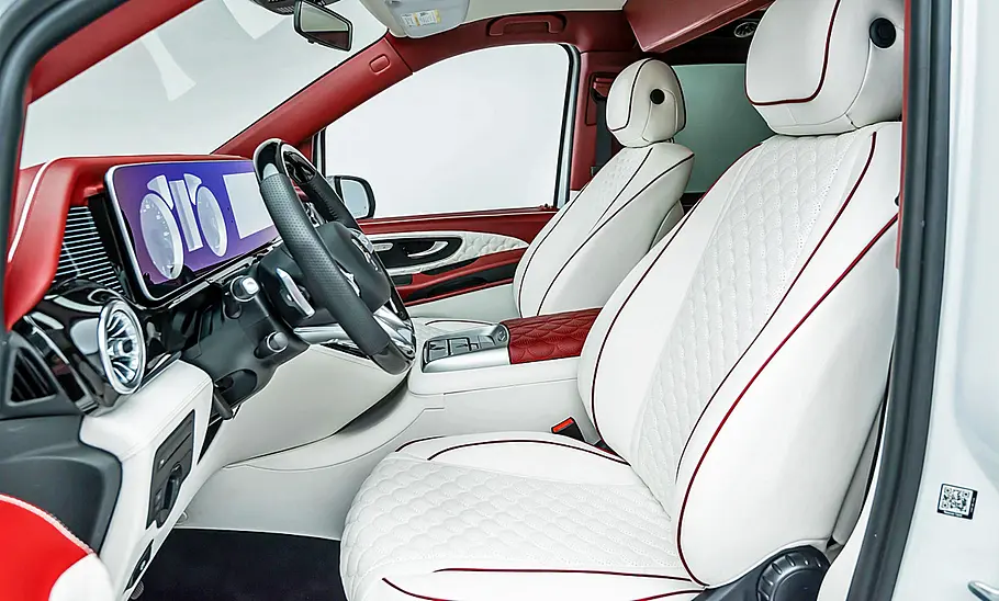 Blick auf die Vordersitze im Innenraum der Mercedes-Maybach V-Klasse.