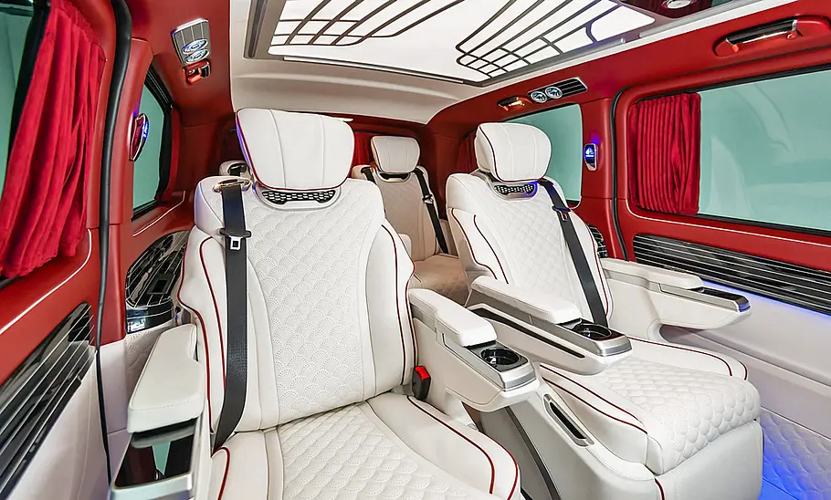 Blick in den Fondbereich im Innenraum der Mercedes-Maybach V-Klasse.