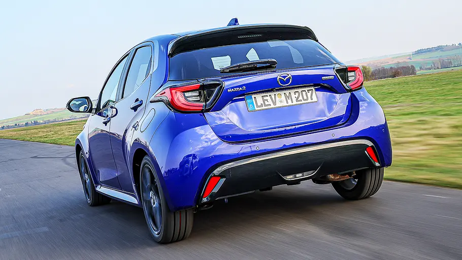Mazda 2 Blick von schräg hinten auf den fahrenden Kleinwagen Mazda 2.