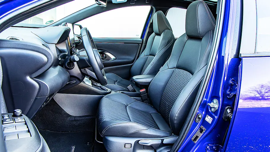 Mazda 2 Blick auf die Vordersitze im Innenraum des Mazda 2.