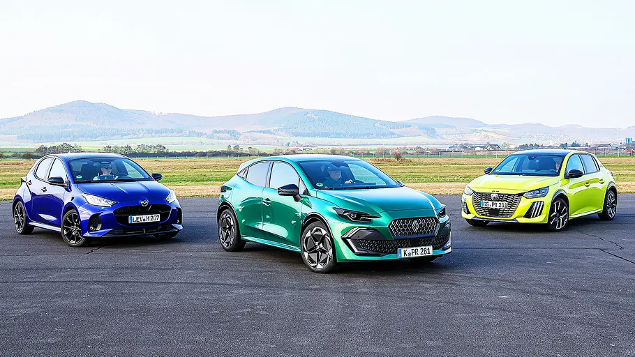 Mazda 2/Renault Clio/Peugeot 208 Blick von schräg vorne auf die drei Kleinwagen Mazda 2, Renault Clio und Peugeot 208.