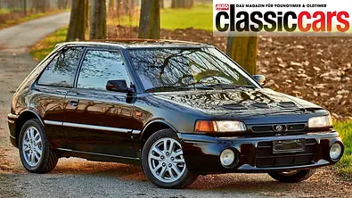 Der Mazda 323 GT-R statisch von schräg vorne fotografiert. - Foto: RM Sothebys