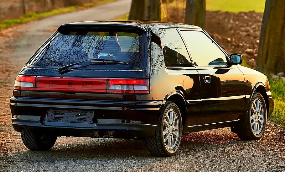 Mazda 323 GT-R Der Mazda 323 GT-R statisch von schräg vorne fotografiert.