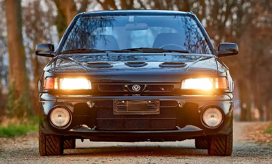 Mazda 323 GT-R Der Mazda 323 GT-R statisch von vorne fotografiert.
