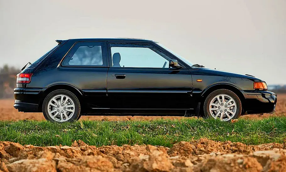 Mazda 323 GT-R Der Mazda 323 GT-R statisch von der Seite fotografiert.