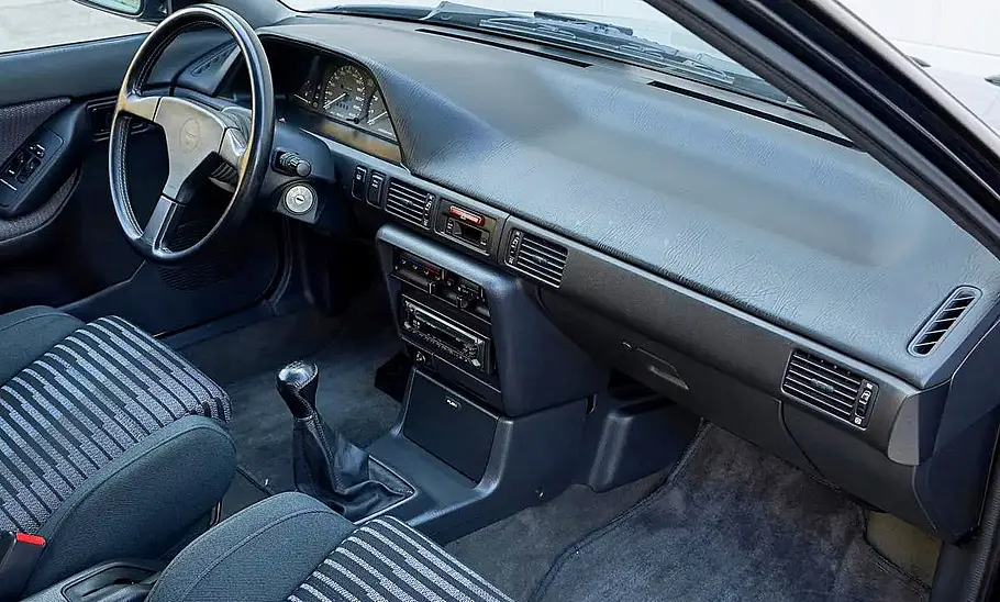 Das Cockpit des Mazda 323 GT-R.