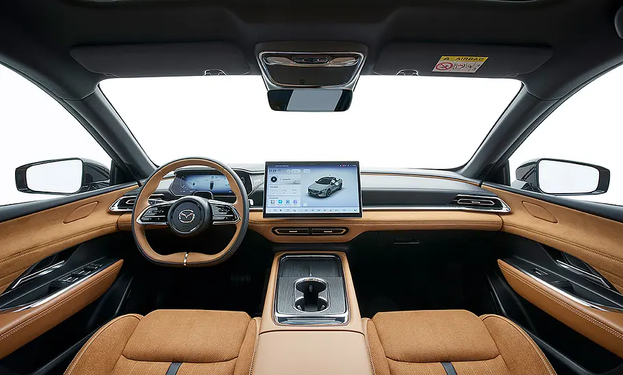 Das Cockpit des Mazda6e (2025).