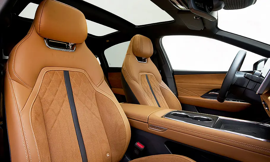 Die Vordersitze im Mazda6e (2025).