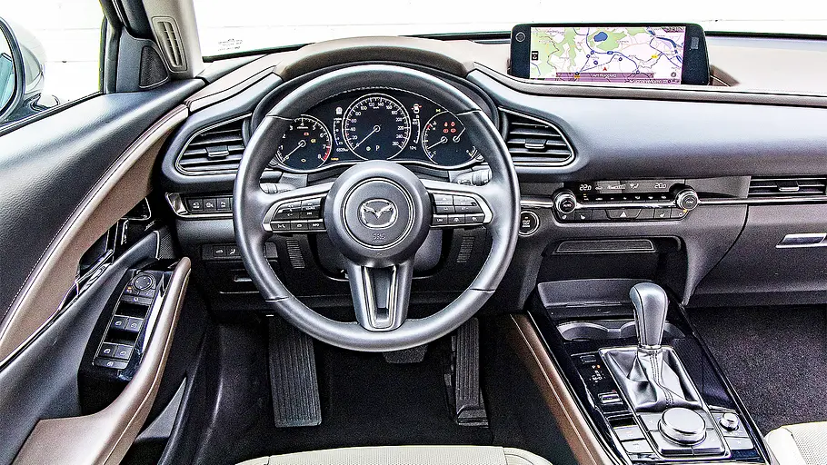 Mazda CX-30 Blick auf die Armaturen im Innenraum des Mazda CX-30.