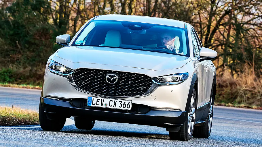 Mazda CX-30 Blick von schräg vorne auf den fahrenden Mazda CX-30.
