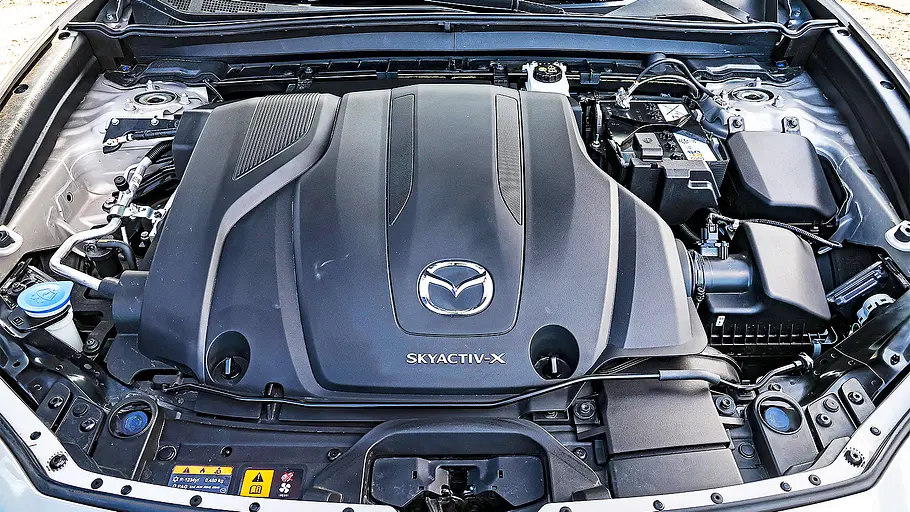 Mazda CX-30 Blick in den Motorraum des Mazda CX-30.