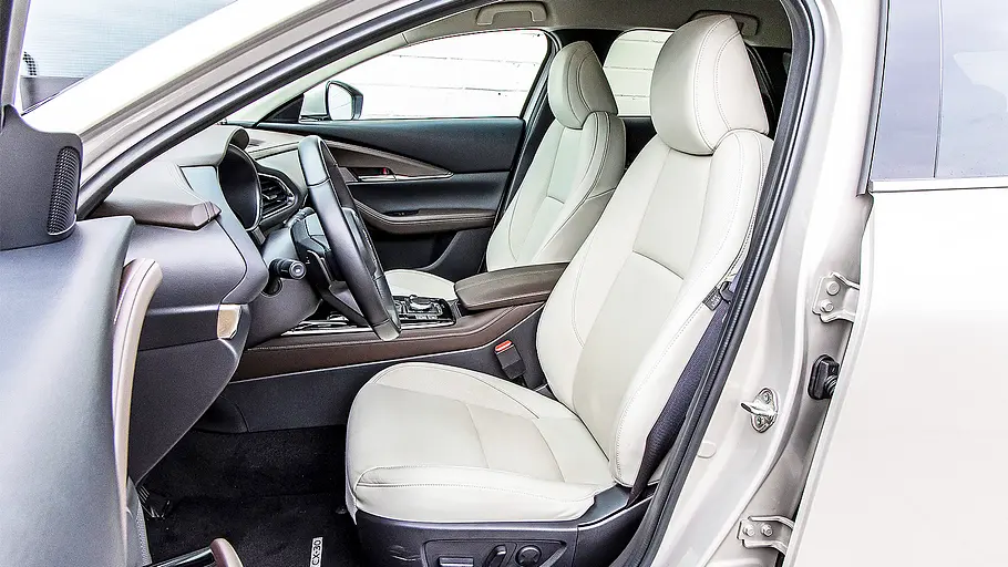 Mazda CX-30 Blick auf die Vordersitze im Innenraum des Mazda CX-30.
