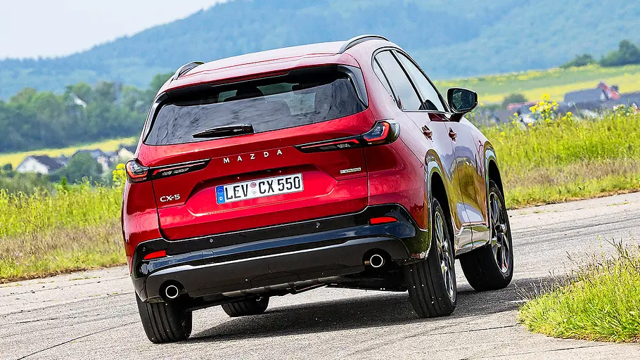 Mazda CX-5 Blick von schräg hinten auf den fahrenden Mazda CX-5.