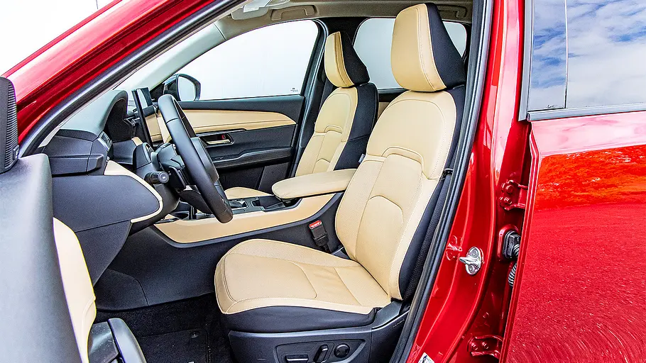 Mazda CX-5 Blick auf die Vordersitze im Innenraum des Mazda CX-5.