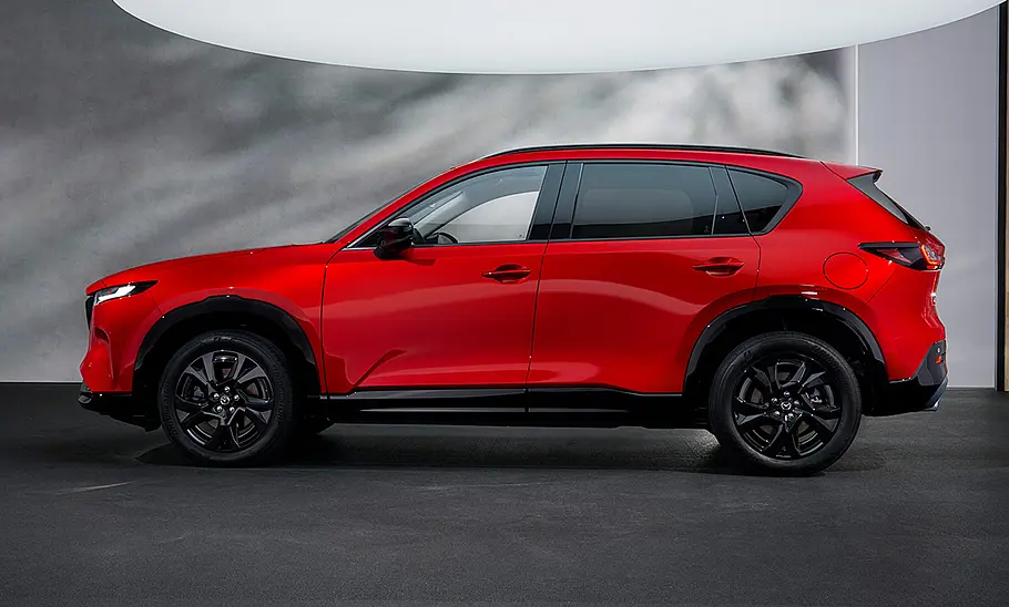 Der Mazda CX-5 (2025) steht in Studioumgebung, von links fotografiert.
