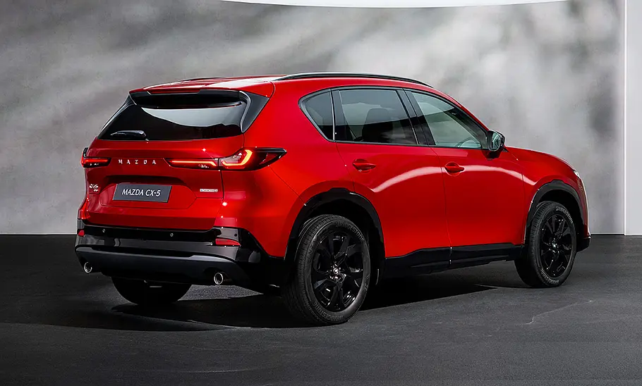 Der Mazda CX-5 (2025) steht in Studioumgebung, von hinten rechts fotografiert.