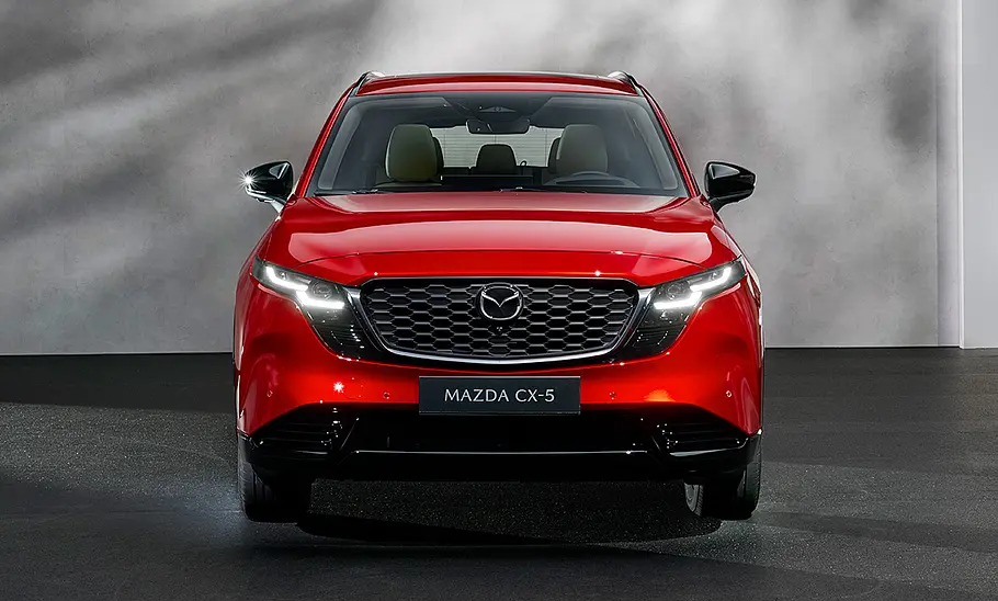 Der Mazda CX-5 (2025) steht in Studioumgebung, von vorne fotografiert.