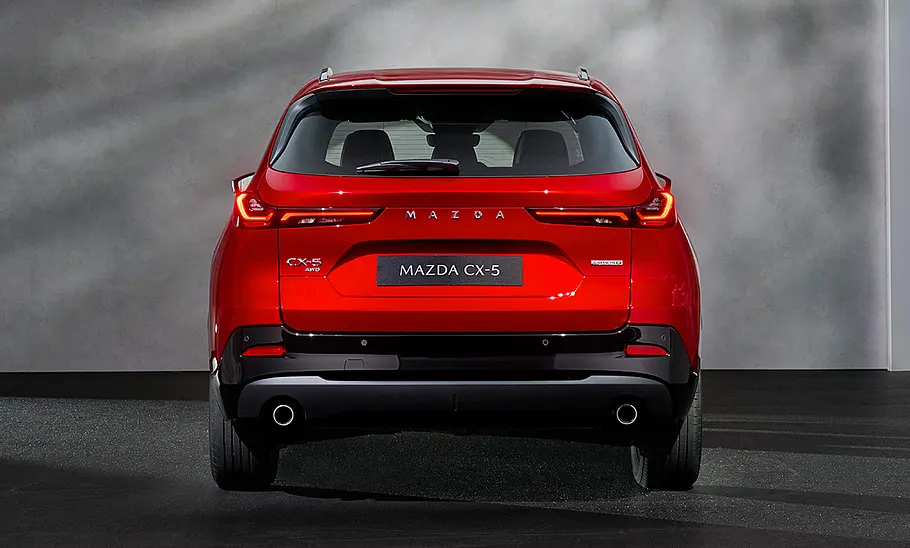 Mazda CX-5 (2025) Der Mazda CX-5 (2025) in Studiokulisse stehend von hinten fotografiert.