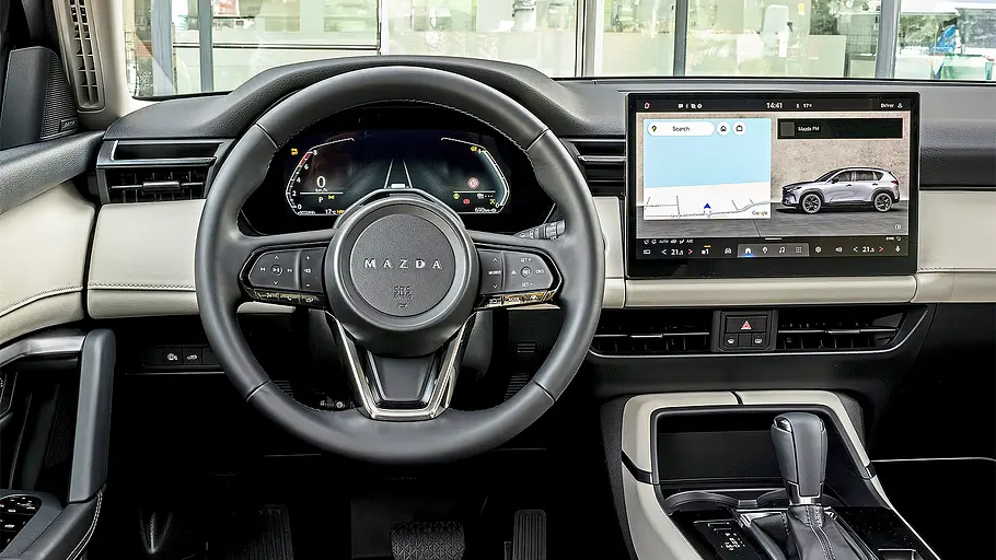 Mazda CX-5 (2026) Blick auf die Armaturen im Innenraum des Mazda CX-5 (2026).