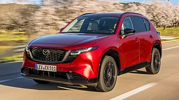 Blick von schräg vorne auf den fahrenden Mazda CX-5 (2026). - Foto: Mazda Blick von schräg vorne auf den fahrenden Mazda CX-5 (2026). - Foto: Mazda