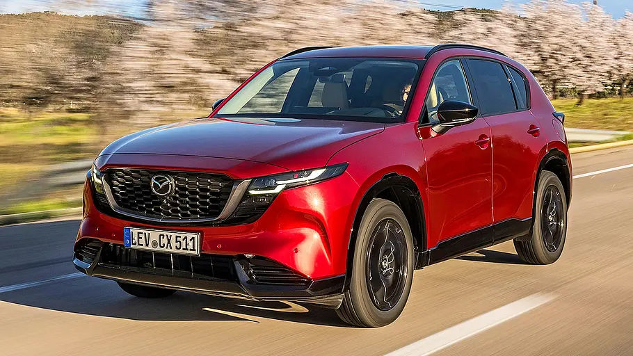 Mazda CX-5 (2026) Blick von schräg vorne auf den fahrenden Mazda CX-5 (2026).