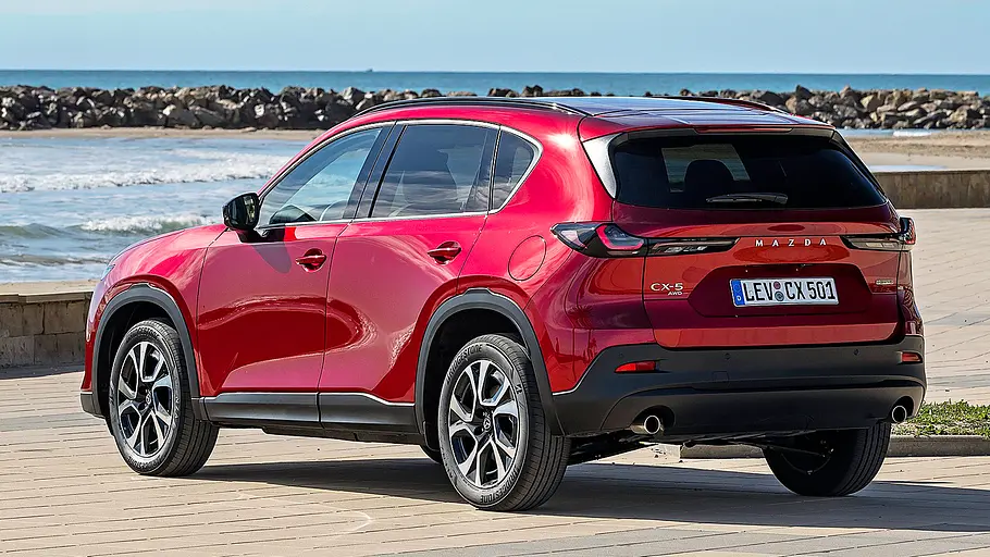 Mazda CX-5 (2026) Blick von schräg hinten auf den Mazda CX-5 (2026).