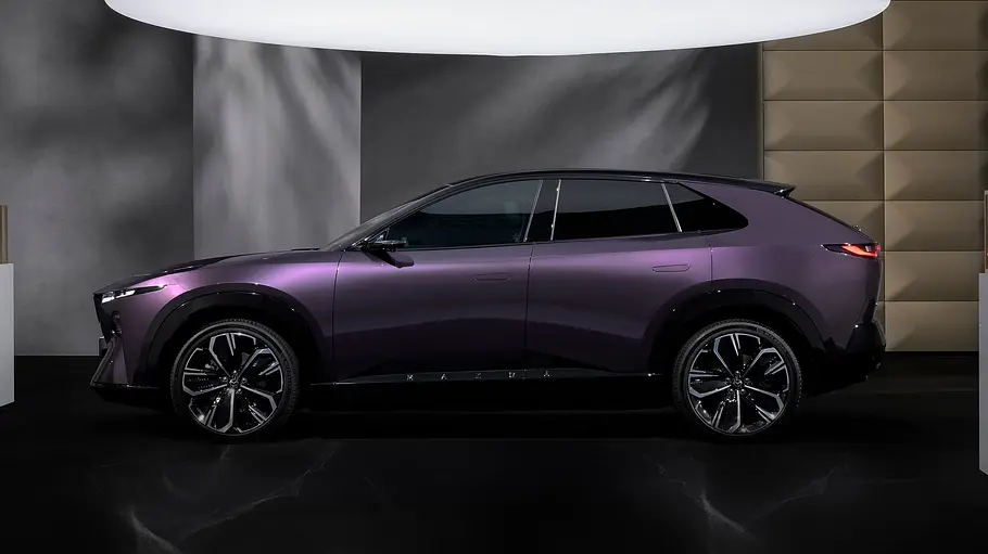 Der Mazda CX-6e (2026) stehend von der Seite in Studiokulisse fotografiert.