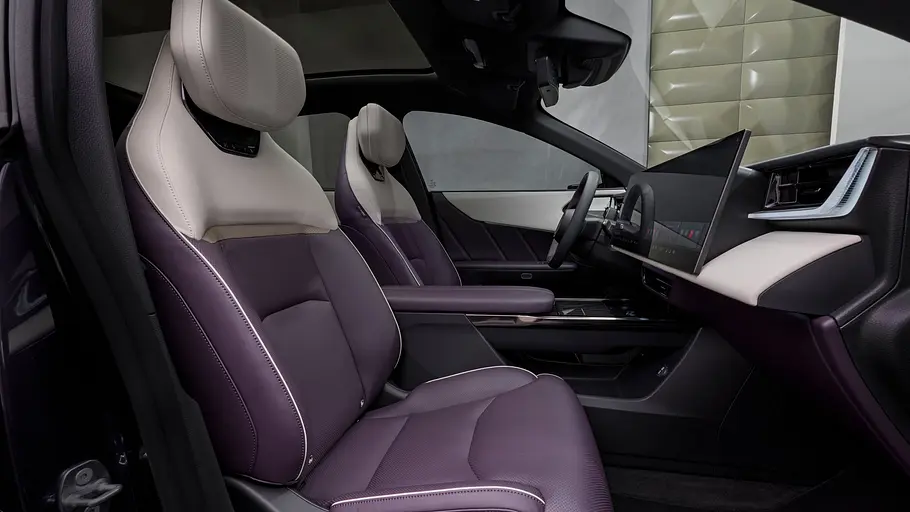 Die Vordersitze im Mazda CX-6e.