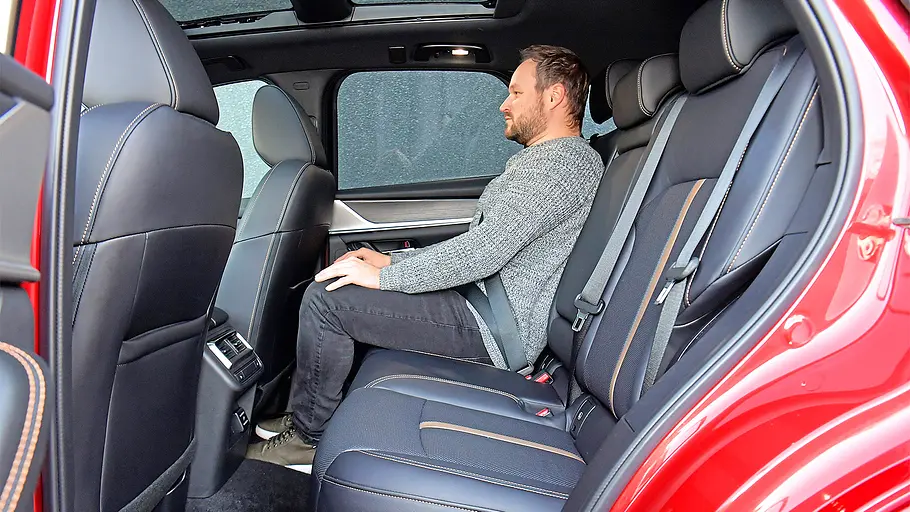 Blick in den Fondbereich im Innenraum des Mazda CX-60.