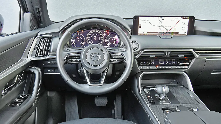 Blick auf die Armaturen im Innenraum des Mazda CX-60.